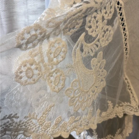 NWOT Amber Shea Elegant White Lace Women's Top Perfection!! great - Picture 3 of 7